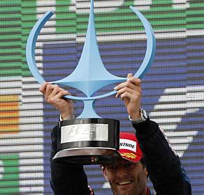Webber exibe o trof�u de sua 2.� vit�ria na F-1